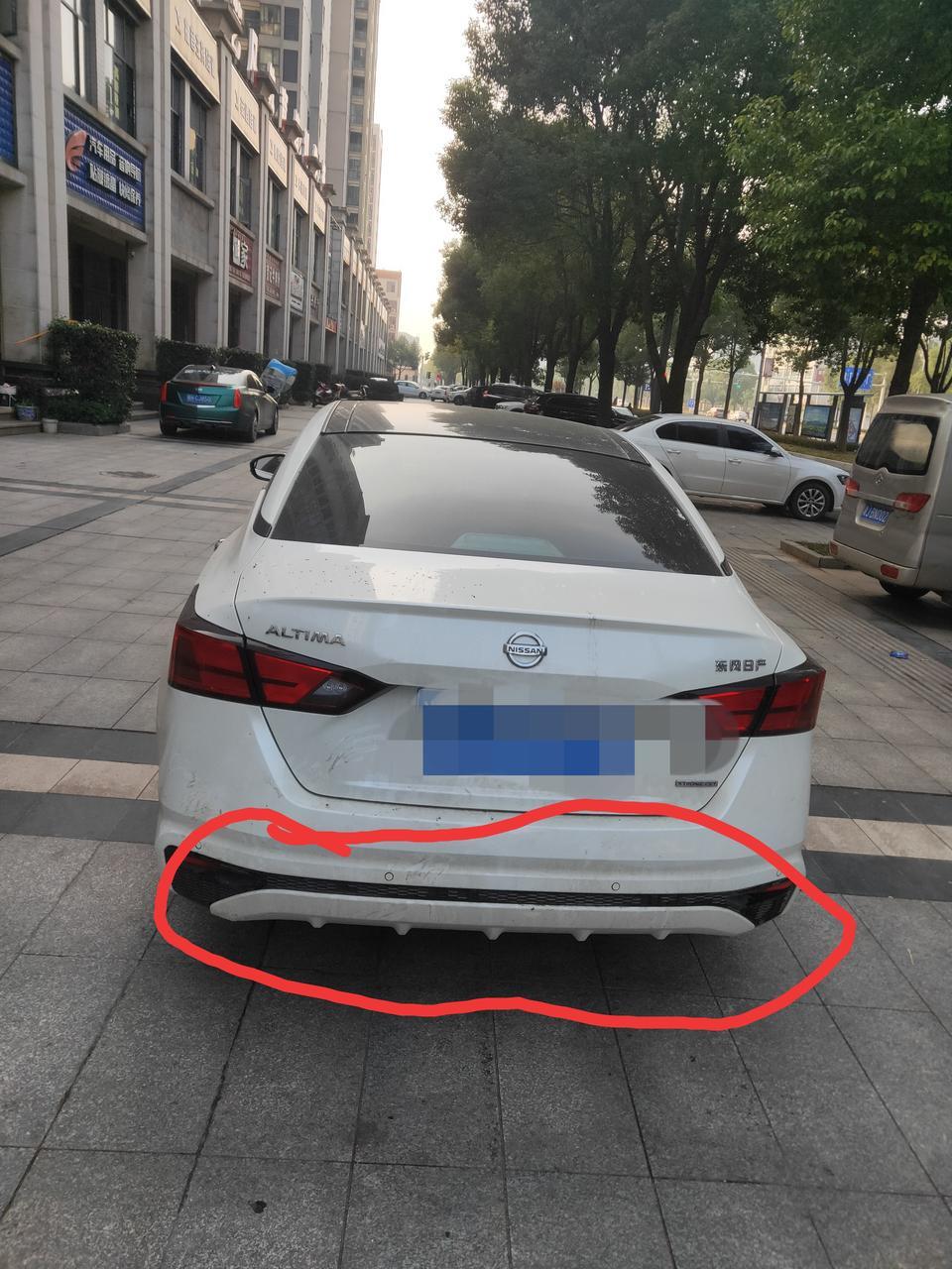 天籁后保险杠位置卡扣断了还有图一标注处破了一个洞修车店说要更换
