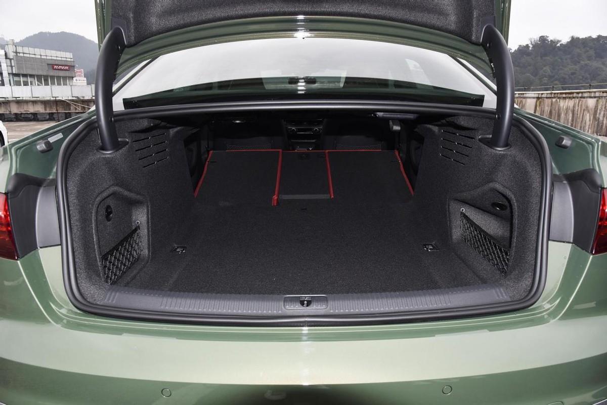 车长4770mm，标配3.0T V6+8AT，零百加速4.7秒，典型的扮猪吃老虎