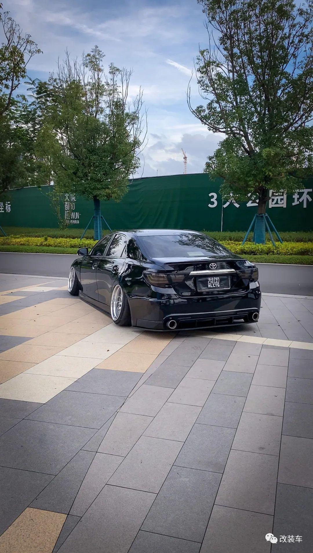 低趴姿态风的丰田锐志，换轮毂如同换鞋一样平常