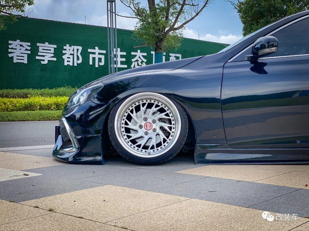 低趴姿态风的丰田锐志，换轮毂如同换鞋一样平常