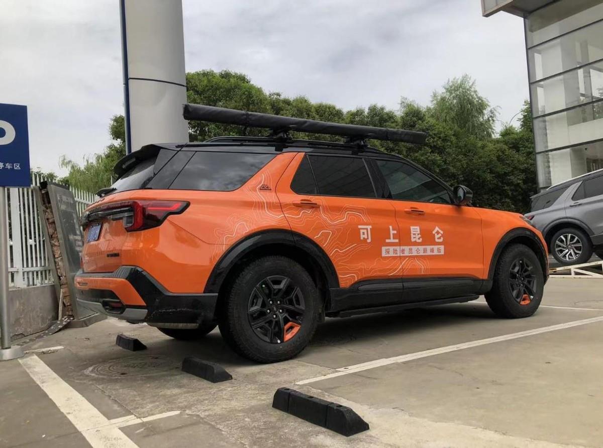 实拍福特探险者昆仑版，冷萃马氏体钢底盘，托森限滑差速器