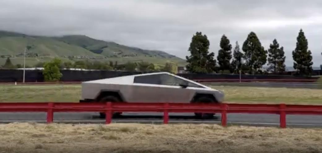 特斯拉Cybertruck量产版下线，密封性非常好，能当“船”