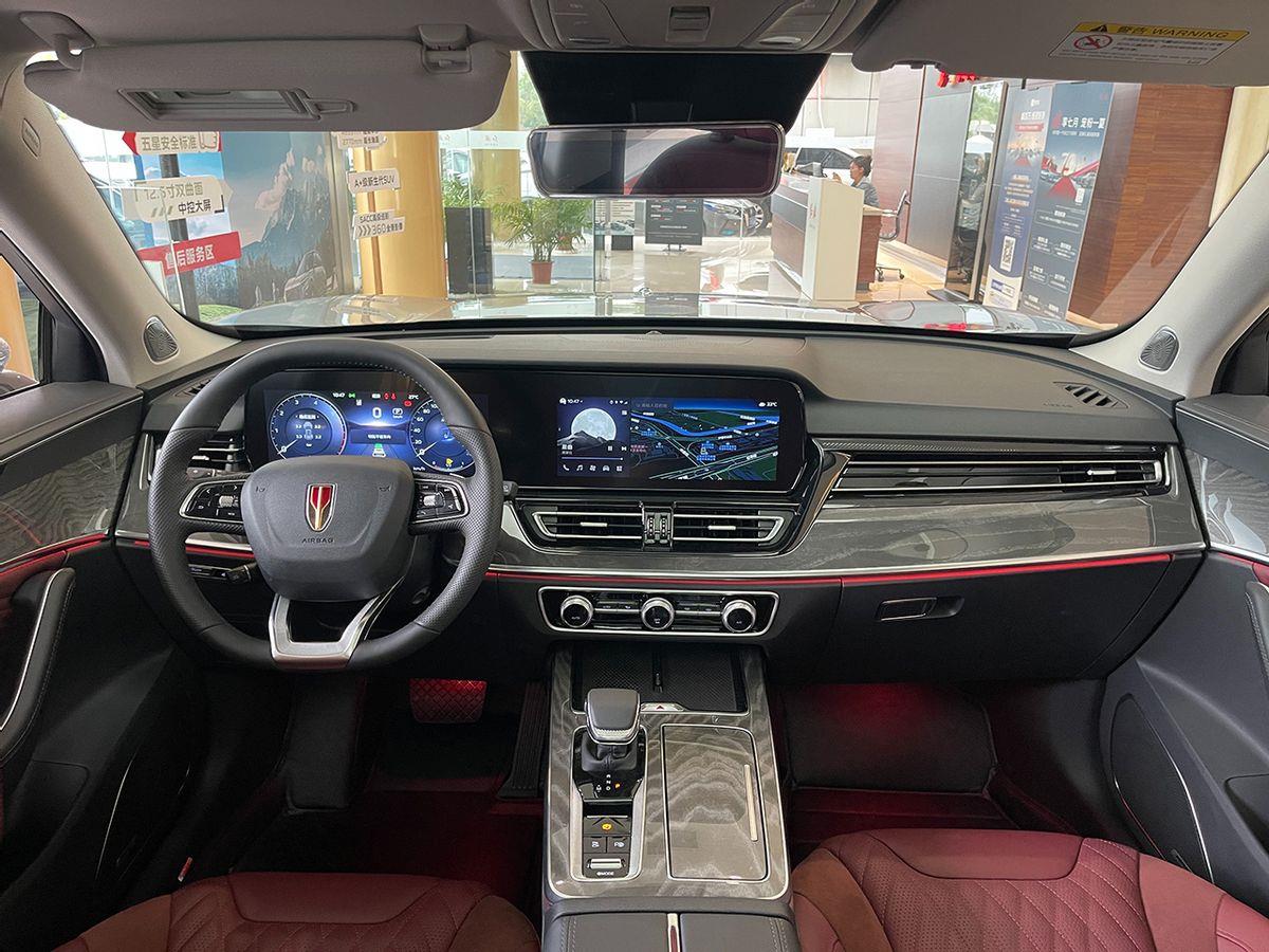 卖得最好的自主燃油中级SUV，2.0T+8AT，红旗HS5到店实拍