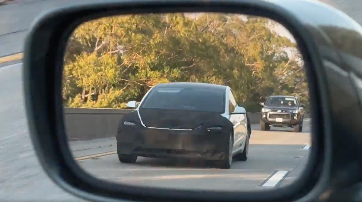 新款特斯拉Model 3现身高速公路