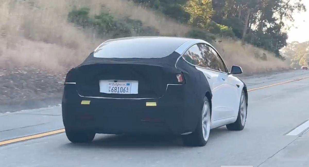 新款特斯拉Model 3现身高速公路