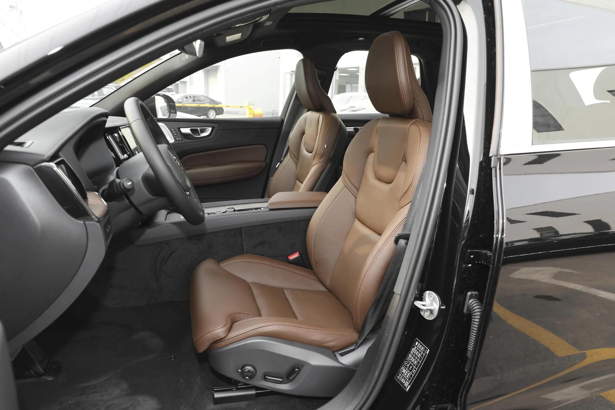 2024款沃尔沃XC60 RECHARGE上市，2.0T插电混动，售价52.39万元起
