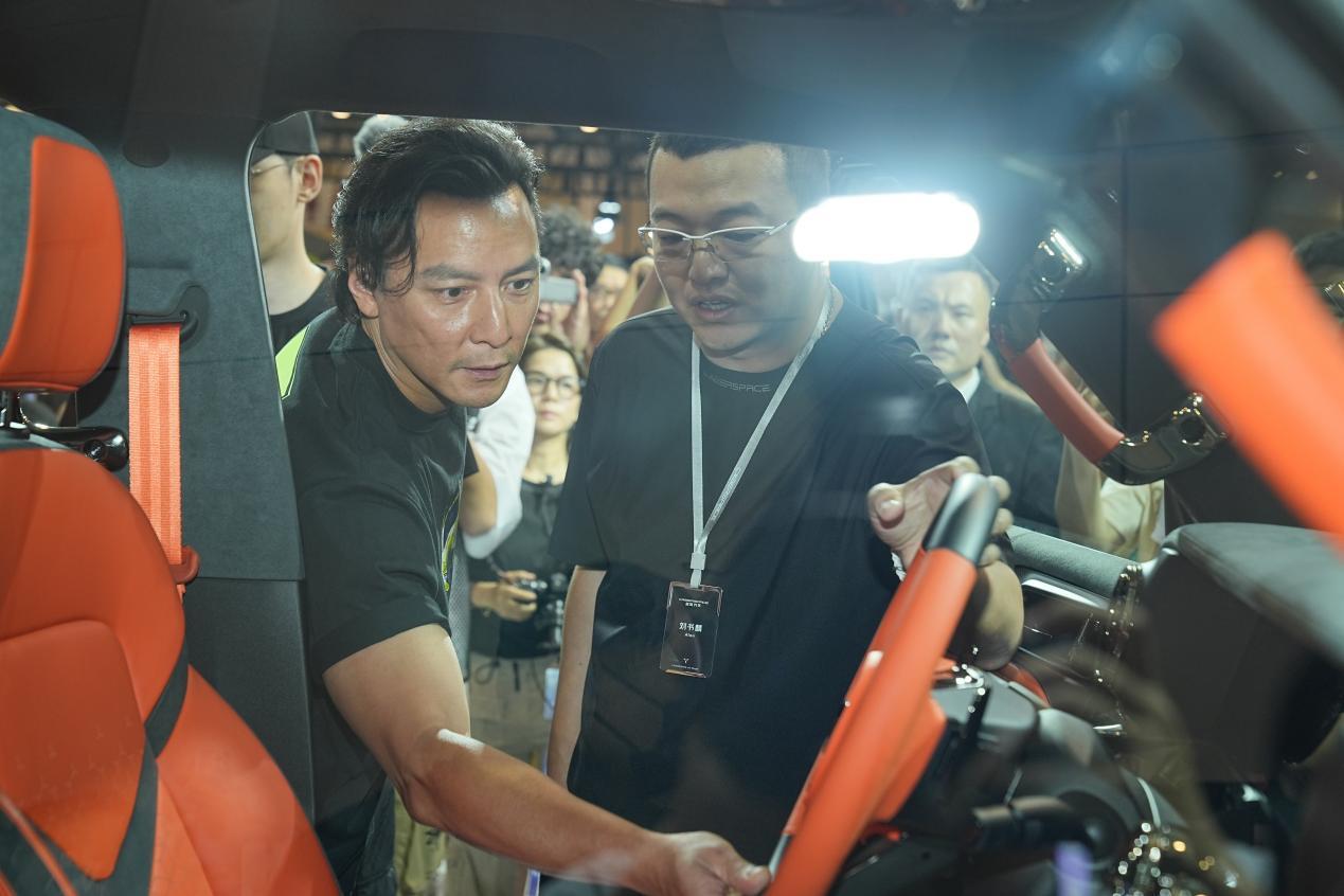 吴彦祖助阵超境汽车参展GT Show，给赛博骑士等超境产品打满分
