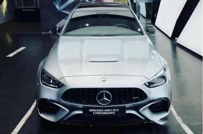 全新奔驰C63实车曝光，换装2.0T插混系统，零百加速仅3.4秒