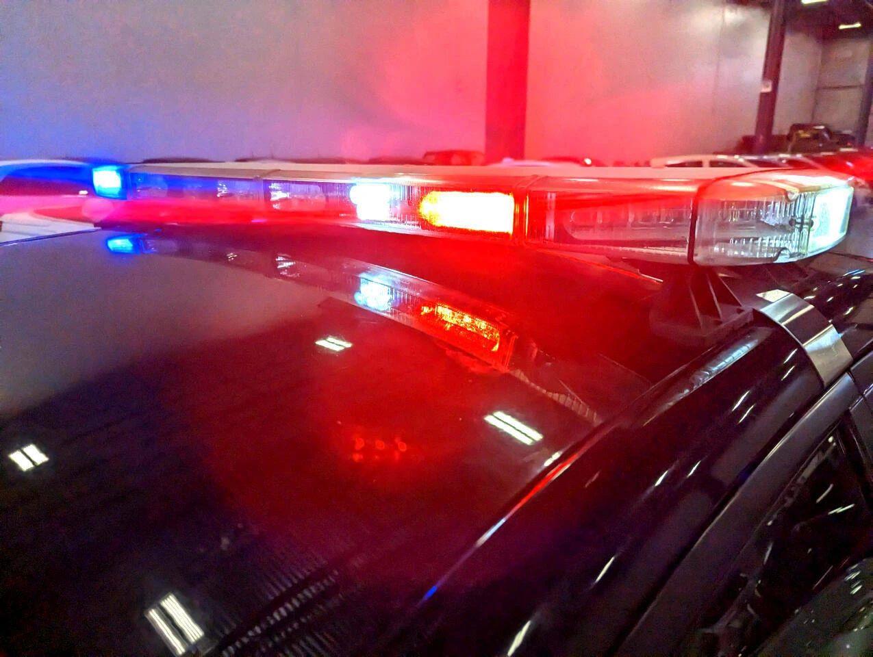 想演警察吗？来瞧瞧这辆“没拆干净”的退役道奇Charger警车