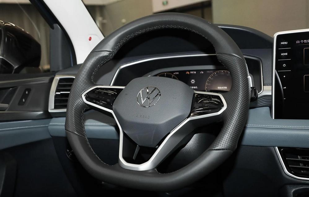 同样是2.0T的紧凑型SUV，红旗HS3和大众途岳能有多大差距？