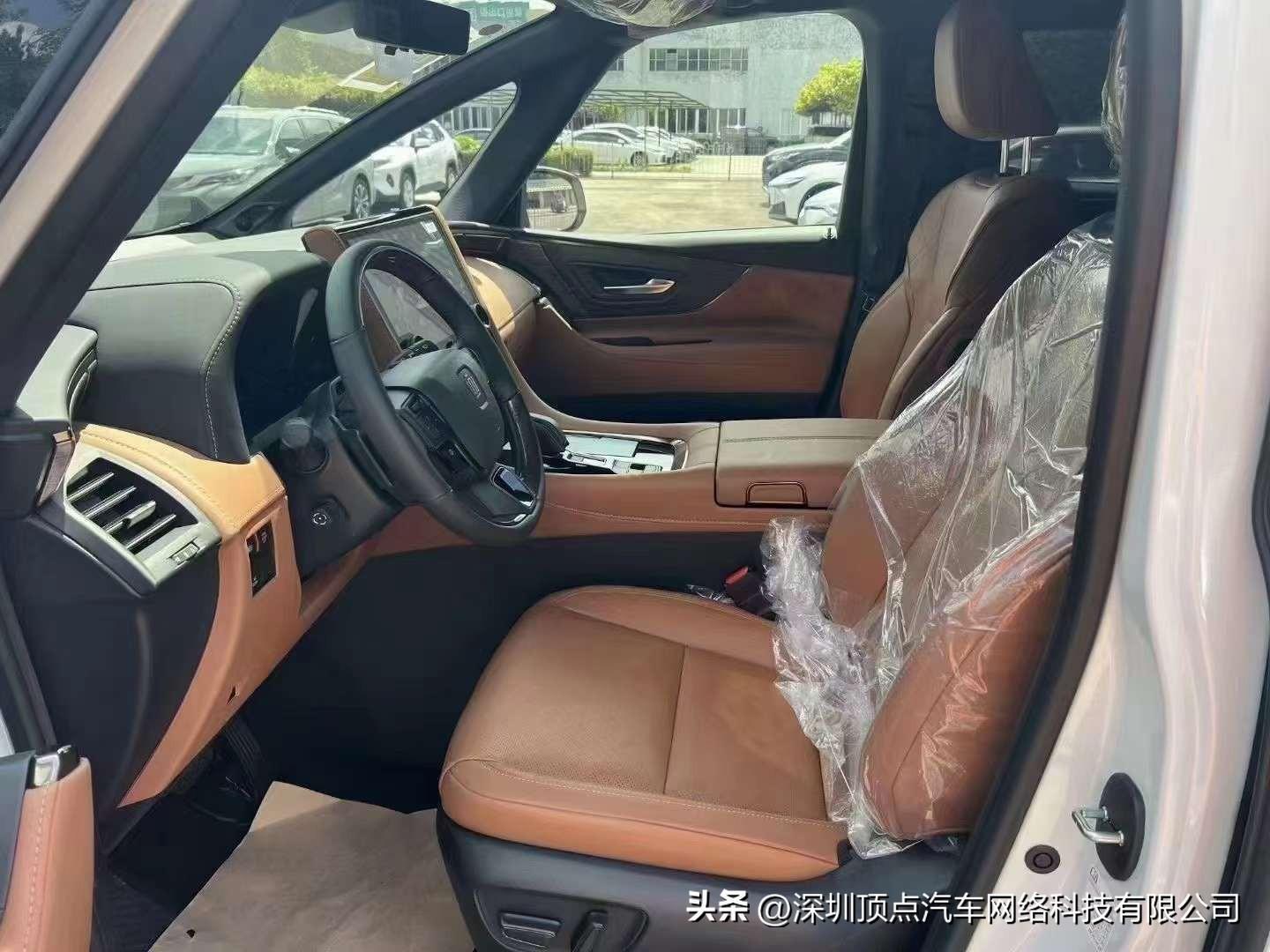 新款皇冠威尔法 白棕 现车价格优惠