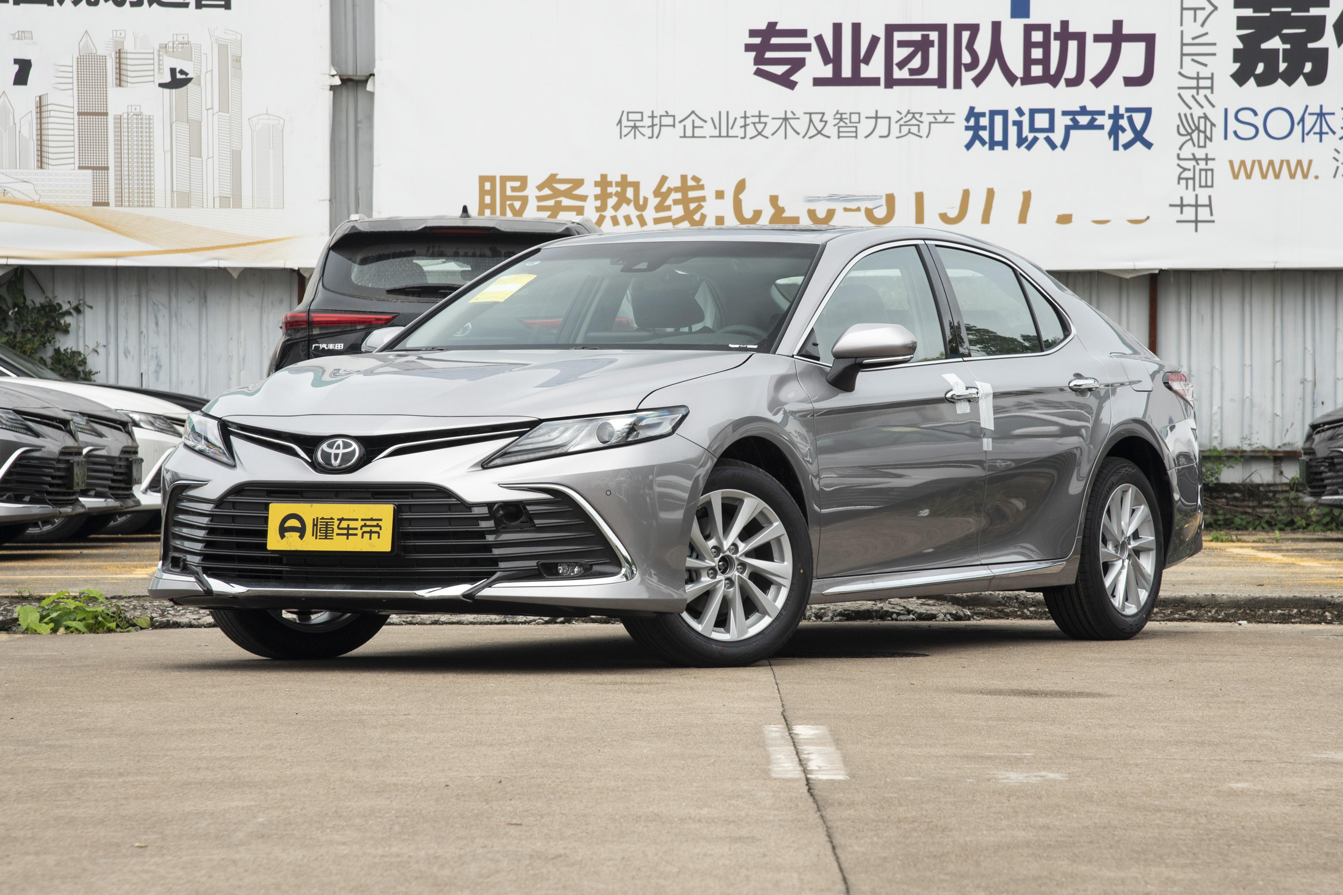 预算20多万买中型家轿？1.5T红旗H5混动与2.0L凯美瑞，性价比谁高