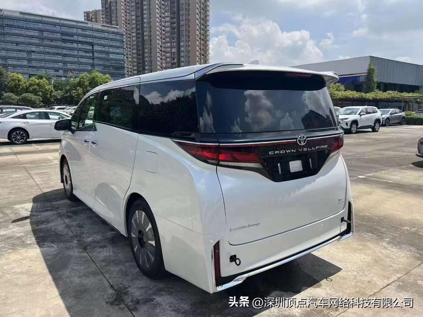 新款皇冠威尔法 白棕 现车价格优惠