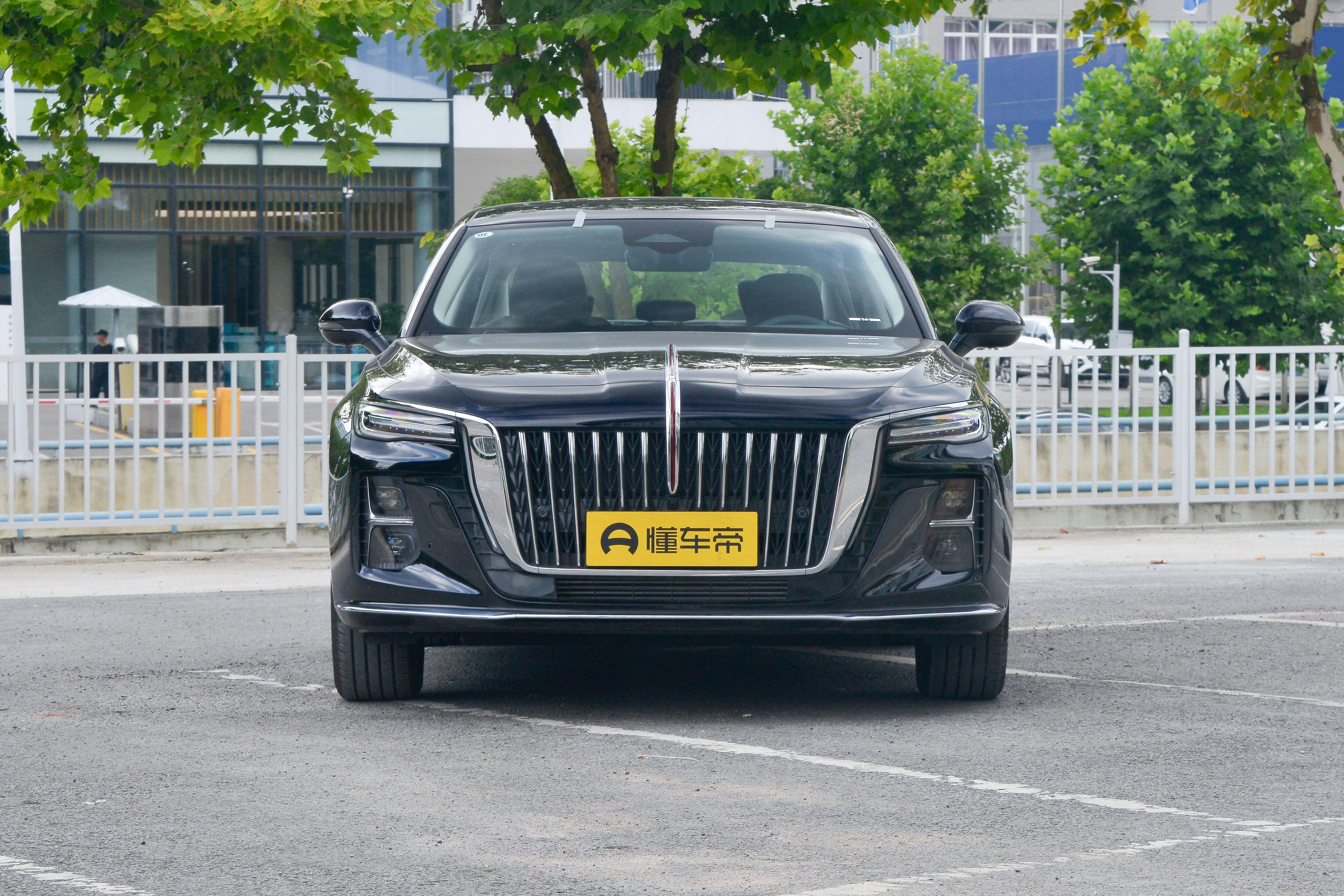 预算20多万买中型家轿？1.5T红旗H5混动与2.0L凯美瑞，性价比谁高