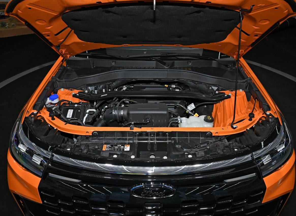 真硬核豪华SUV，配2.3T+10AT+托森差速器，探险者助你上昆仑