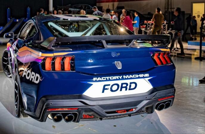 搭载Coyote V8+500匹马力，全新福特Mustang Dark Horse R赛车版亮相