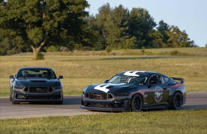 搭载Coyote V8+500匹马力，全新福特Mustang Dark Horse R赛车版亮相
