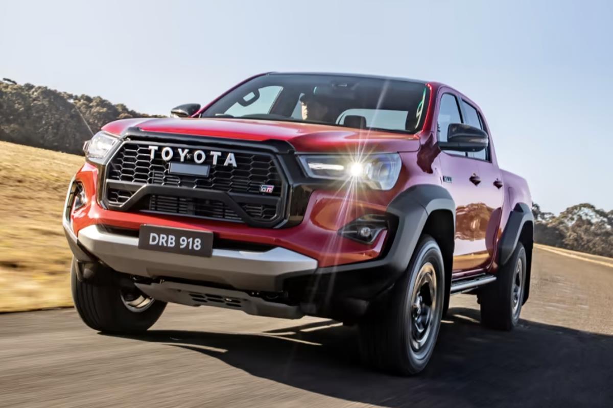 新款丰田Hilux运动版海外上市，外观很霸气，约合人民币35万元