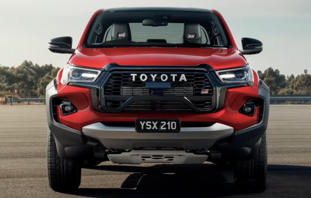 新款丰田Hilux运动版海外上市，外观很霸气，约合人民币35万元