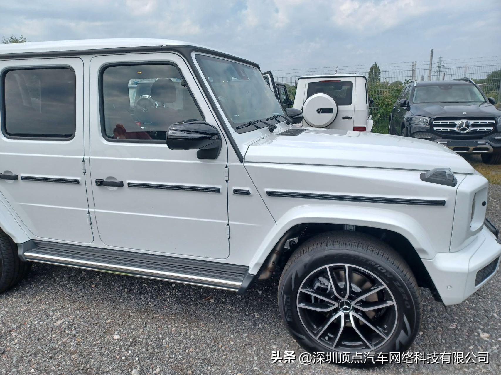 23款欧规原码奔驰G400d 金属白/孟加拉红 225W 8月底到港