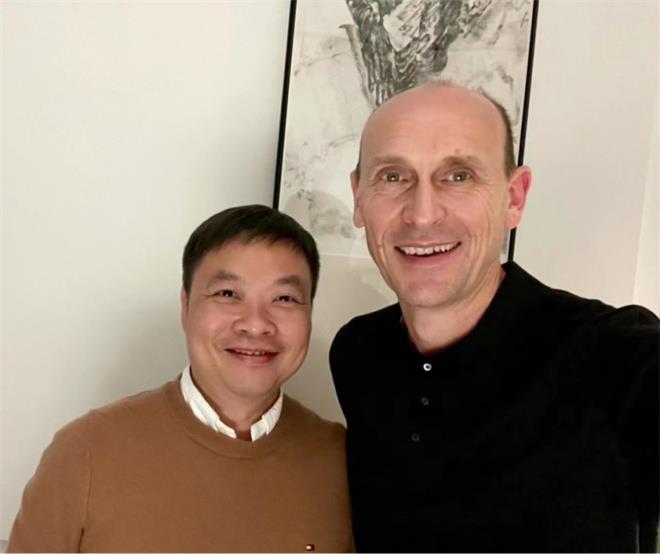 左拥小鹏右抱上汽，大众打的是何如意算盘？