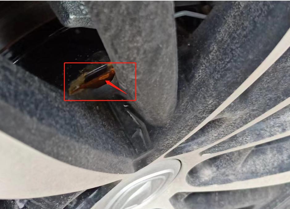 长安逸动 买的新车一个月不到，下雨几天不开就变这样了，这种问题怎么处理？