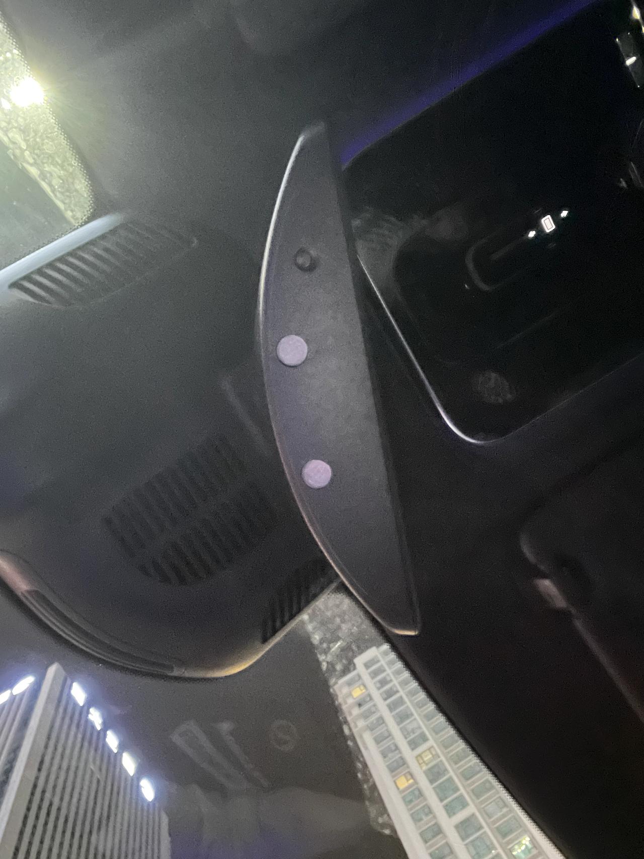 奔驰C级 广大车友我想问一下新c这个内后视镜下面是灯吗，我记得E的内后视镜下面是阅读灯是有开关的，这个怎么没有