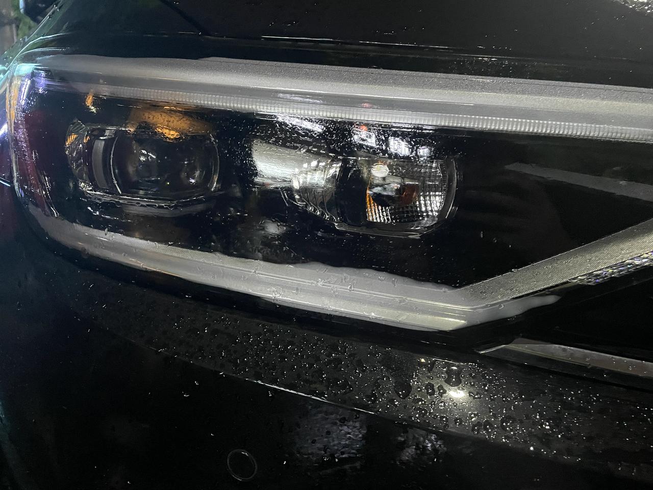 大众迈腾 各位大神 请问一下下雨天你们的车灯也有水汽嘛？我的车3200公里 就发现水汽了，心疼死了