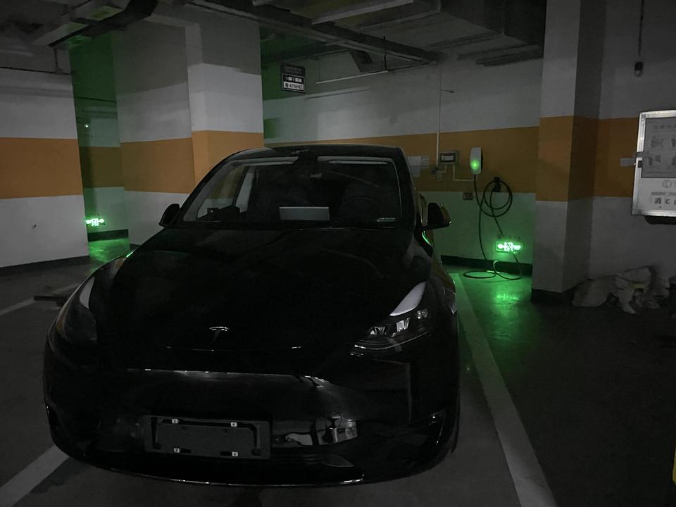 特斯拉Model Y 昨天提了车modely，没有提前申请指标说整个流程下来要大概是三四个礼拜！第一次买电车，以为直接提