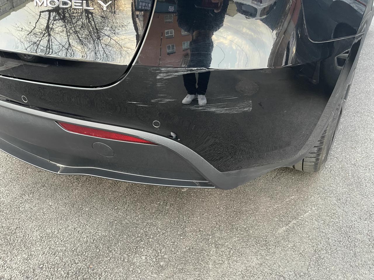 特斯拉Model Y 各位大哥们 这样的应该怎么处理 换后保险杠多少钱啊