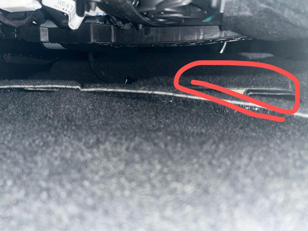 吉利星越L 主驾下面的出风口被挡住了，是都这样吗还是我这个有问题