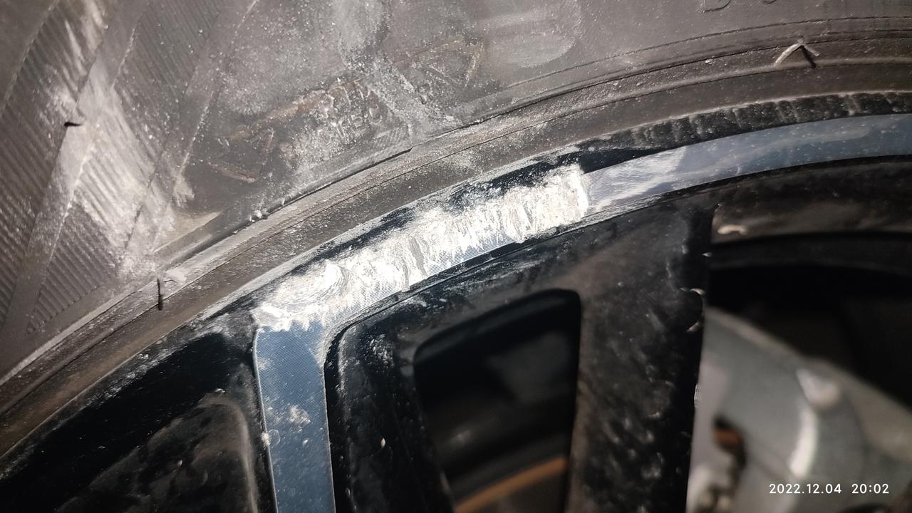 领克03 各位大哥帮忙看看，出车位的时候擦到花坛牙子上了，这种程度要要修复吗，修的话大盖多少钱。23款03