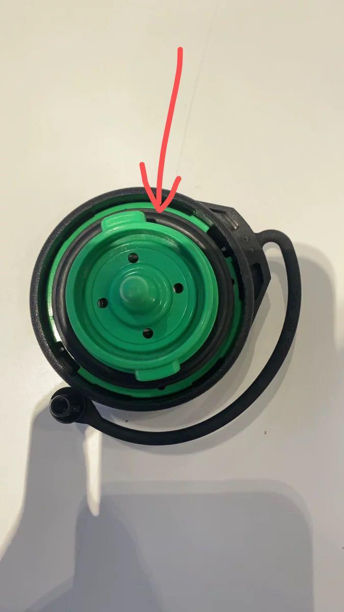 大众速腾 兄弟们你们油箱内盖里面密封圈上有油吗 我们有一圈油 现在新买的这个没有 麻烦你们了 谢谢