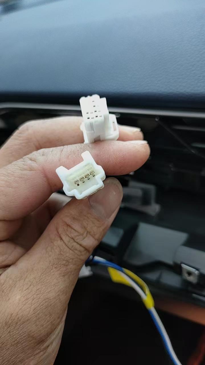 星瑞尊贵怎么加脚窝灯，有没有车友加装好了的，淘宝买了一套说无损按装，花了400多，收到货和车上的接头对不上退了，加装好的
