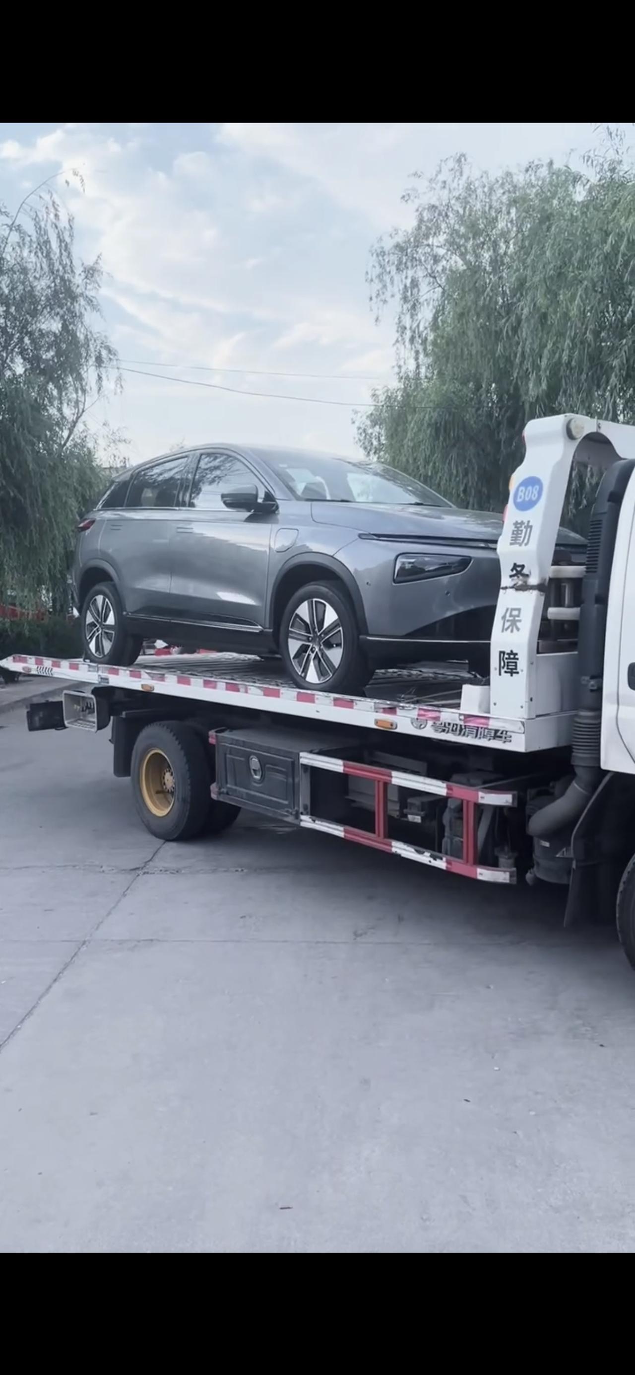 我是19年5月底买的小鹏G3~维权后厂商给了两个政策我选的3年8万公里置换，当时有3000度电2022年5月置换成G3i