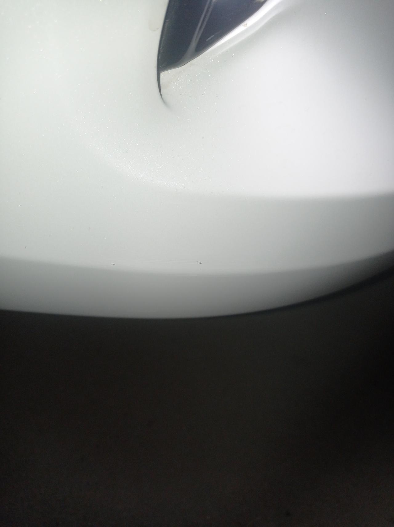 北京北京U5 PLUS 车友们有没有珠光白色的？夜晚开车停放时擦碰到绿化小树了，漆有一点掉了，心疼自责中！有啥好方法自己