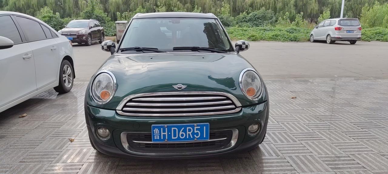 MINI CLUBMAN R55中网灯我的中网灯坏了，需要换。看了一下某宝，又咨询了一下。我原车的中网灯是远近光控制的，