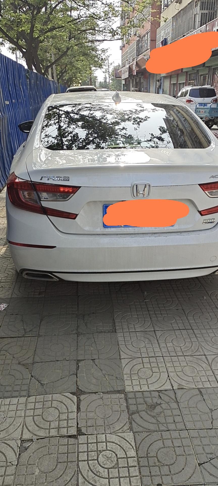 刚提到十代雅阁后备厢打不开，后面有三个小灯亮起
