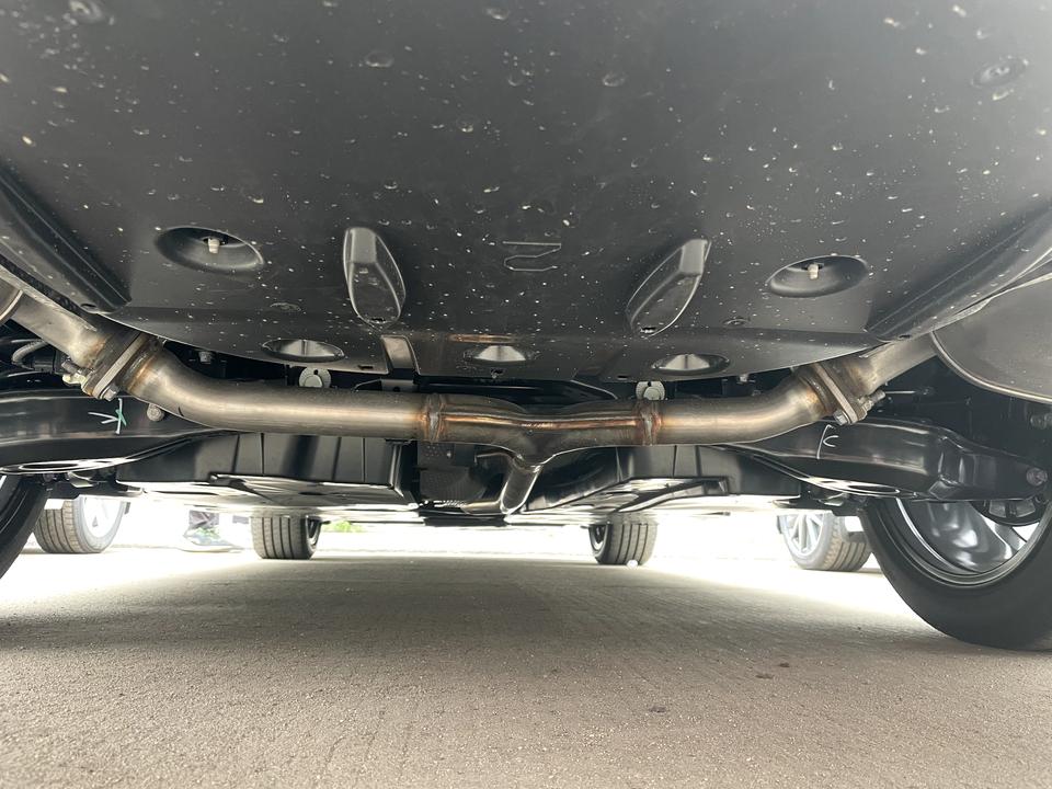 丰田凯美瑞 明天提车，2.5G灰棕。人生第一辆车，也是家庭第一辆，之前一直共享汽车，如今买车过程，一路摸瞎过来，喜悦又忐