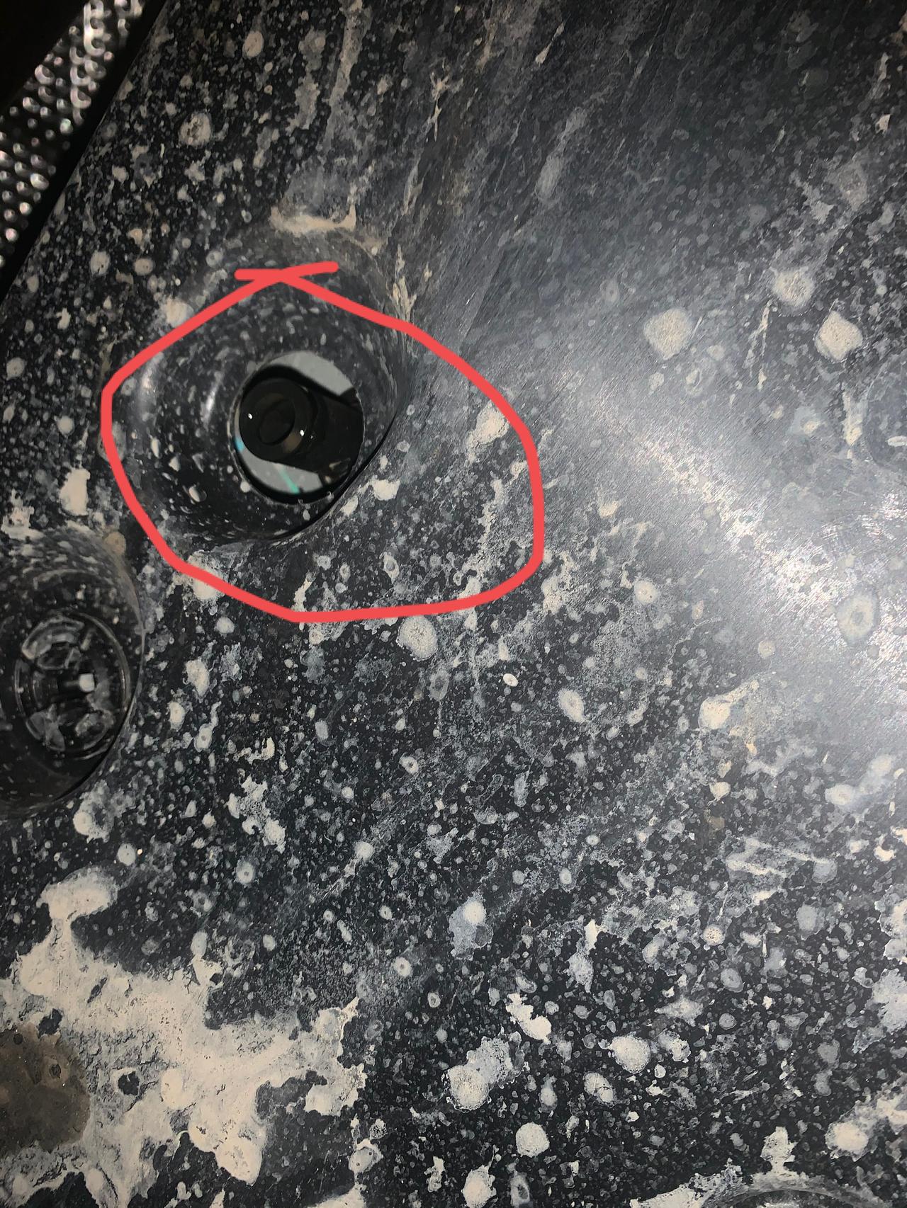 丰田凯美瑞 底盘这个地方滴水是怎么回事？