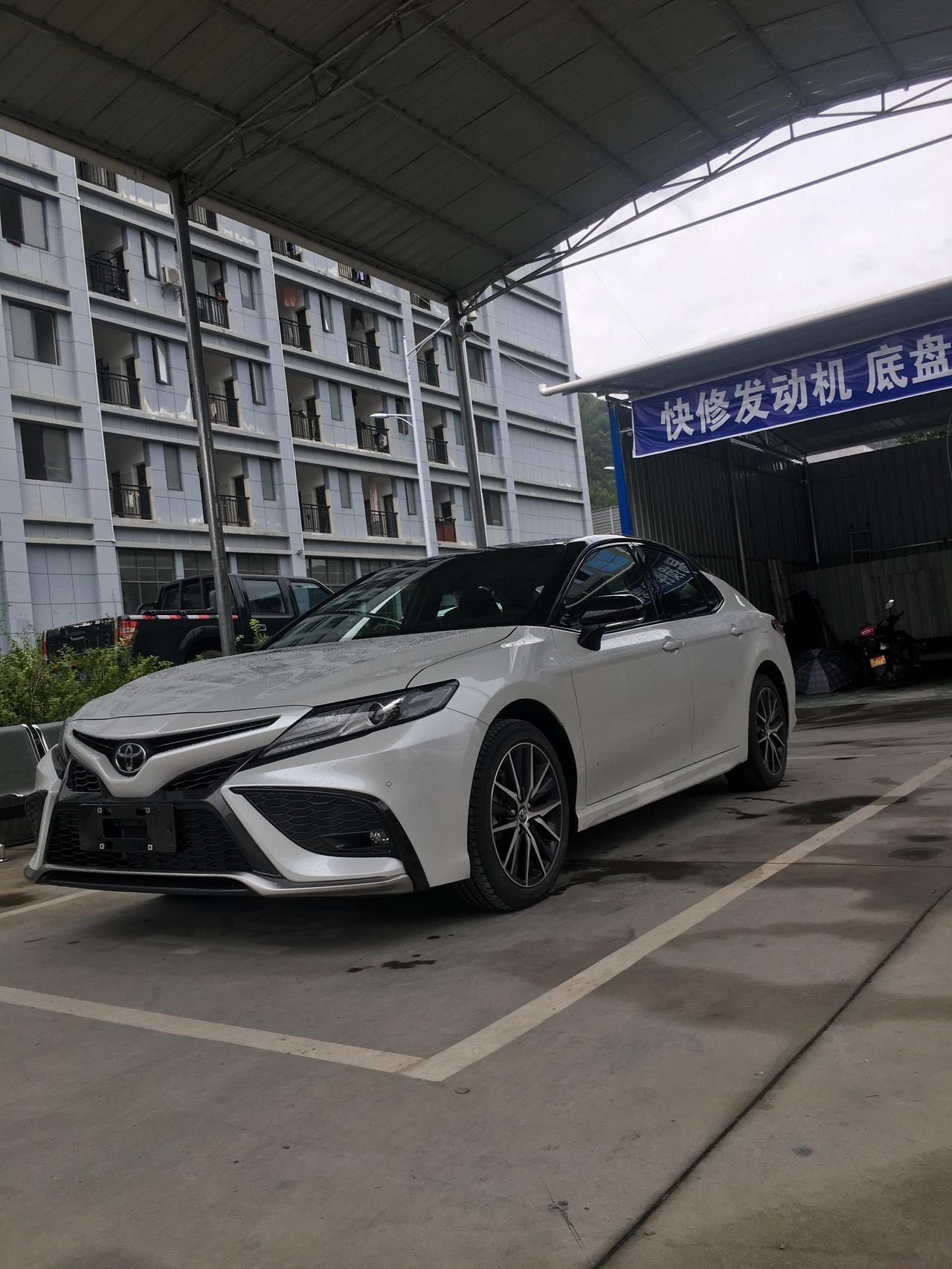 丰田凯美瑞 用车一星期，缺点：味大，倒车影像卡顿，联网系统也卡；优点：颜值担当，回头率超高，顿挫感不明显，动力够用，空间