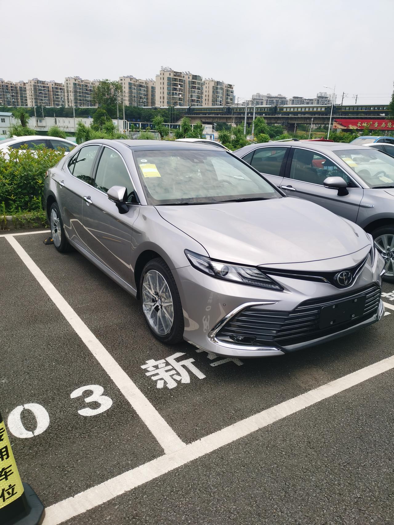 丰田凯美瑞 5月2日，车展订车。今天提车，2.5豪华，钛灰银，发动机C，落地价241800。