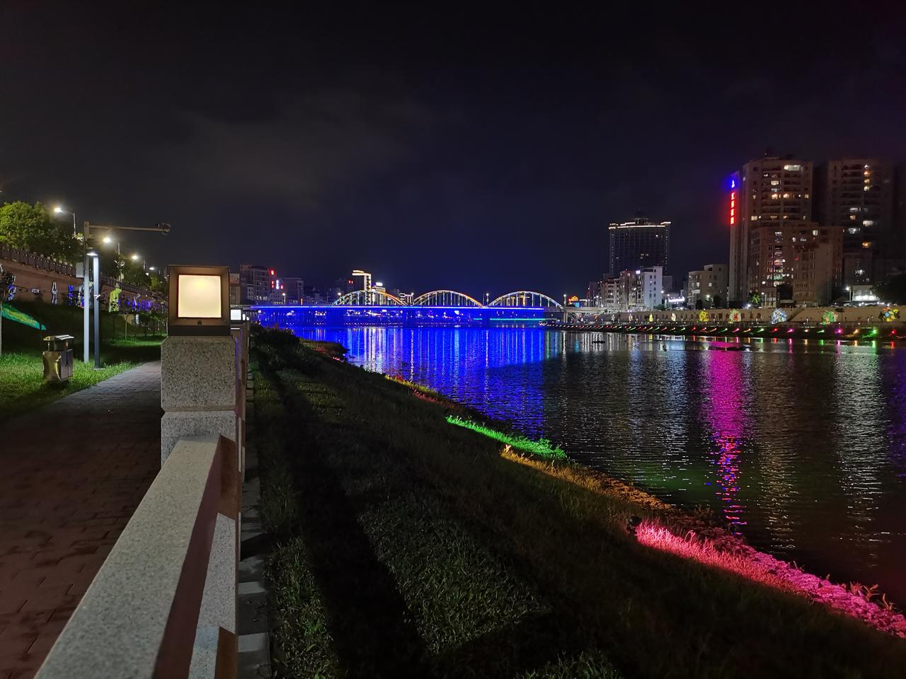 丰田凯美瑞 刚订了车，选了2.0欧泊银，内黑。21.3送了4桶机油，还送了碳包，车记录仪，吸尘打气泵，贴膜，抱枕，尾箱垫