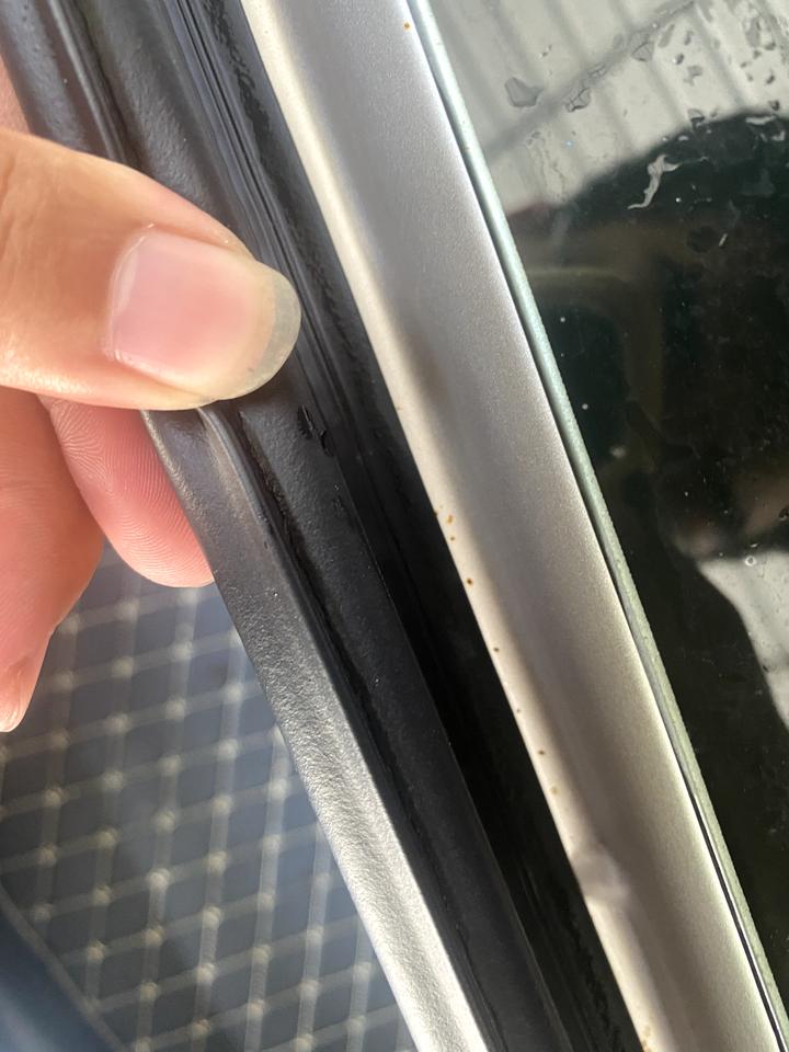 各位车友 师傅们你们好！请问一下 八代凯美瑞19改款 后挡风玻璃后备箱盖子 这条缝 有锈点怎么办。因为我车是放在露天的 