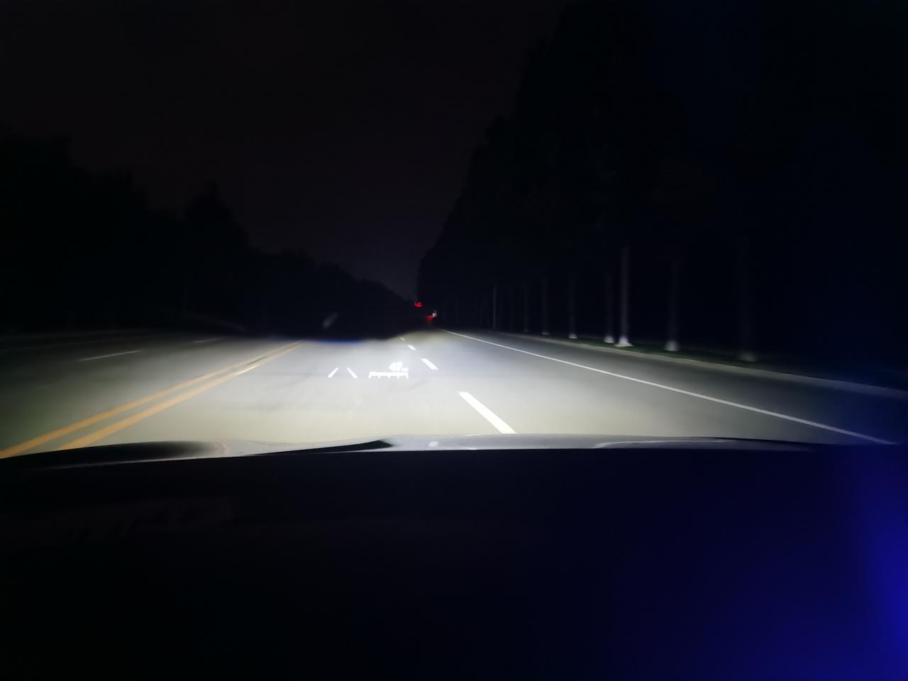 凯美瑞豪华2.0近光大灯两边不一样高，需要怎么调整怎么调整