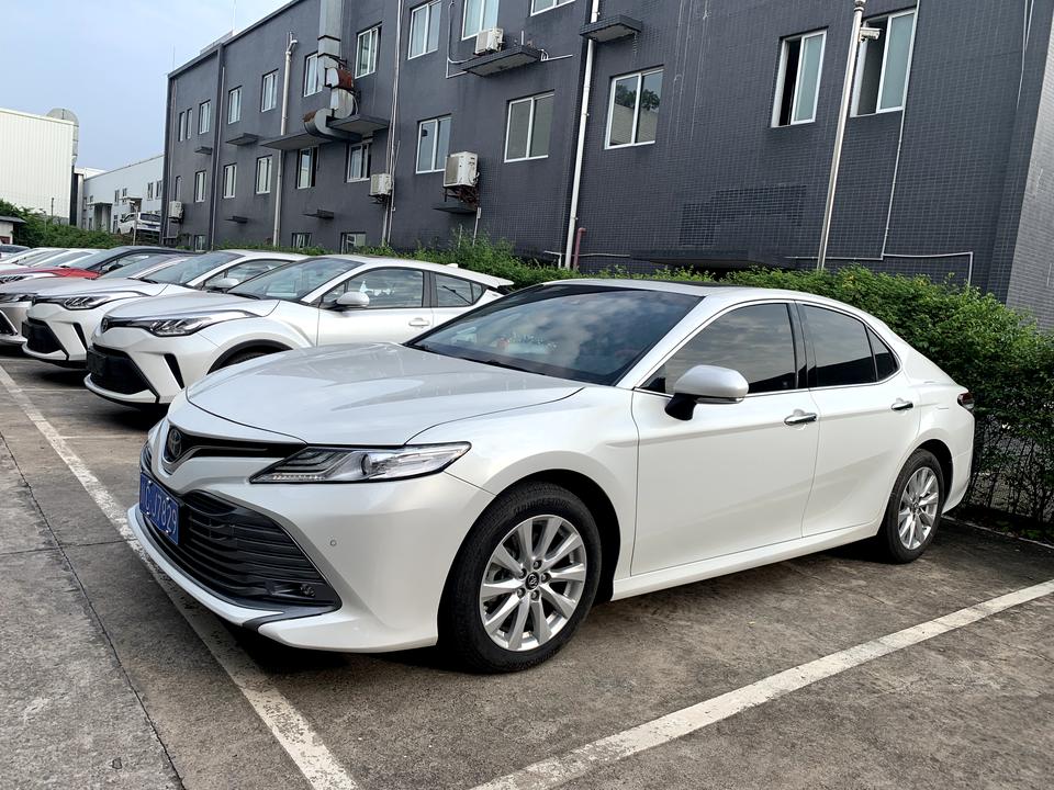 亲们，想入手白色外观凯美瑞，目前还在纠结2.0豪华还是2.5豪华，内饰的话个人比较喜欢棕色，但是不晓得看久了会不会还是黑