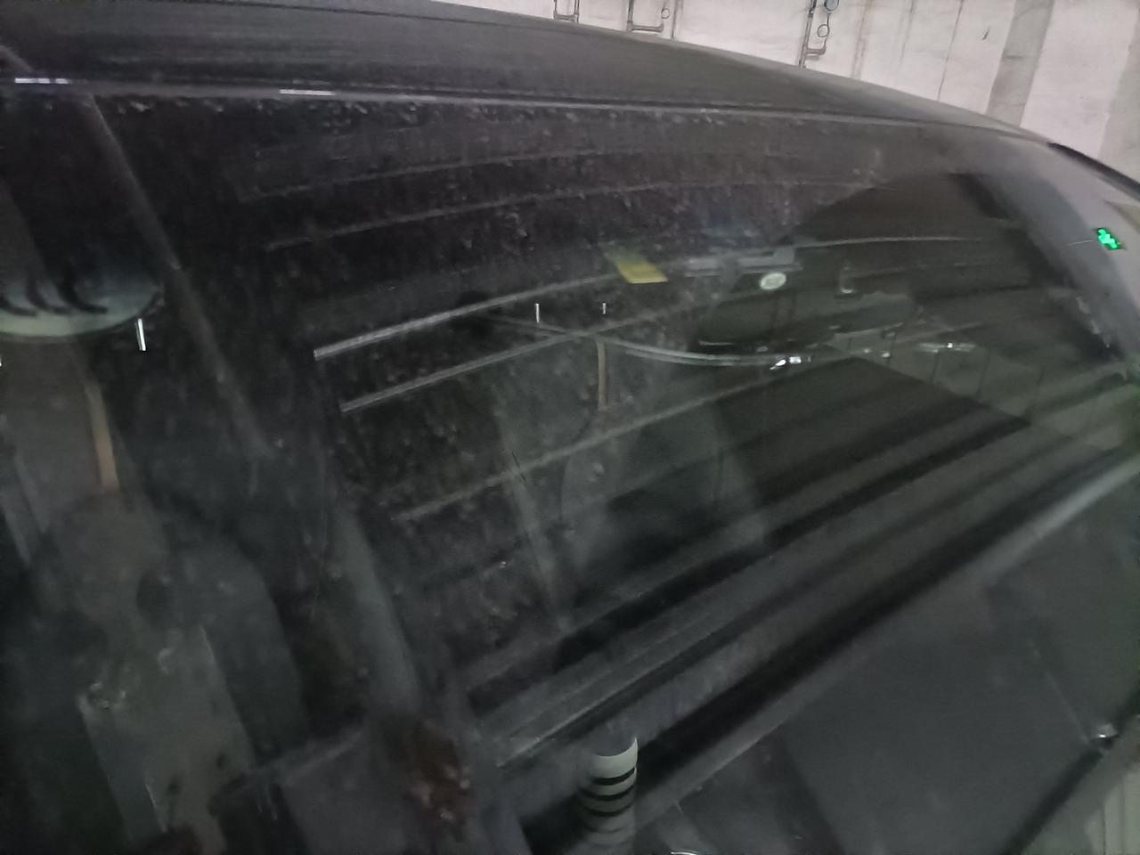 丰田凯美瑞 今天玻璃自己裂开了？确定没有撞击点！什么情况呀！玛德