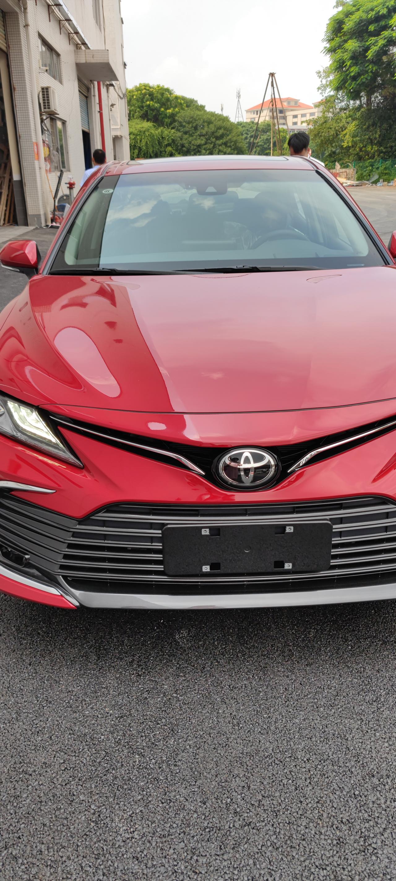 刚入手2021年凯美瑞豪华版2.0，6.18订车，8.18提车，全款落地21w 坐标东莞市。新手女司机，26岁，感觉很好