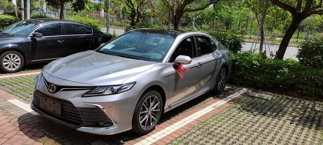 凯美瑞2.5已订车，6月底到如果不是25a可以继续在等吗。销售说来一批车可以看挑。订金可退