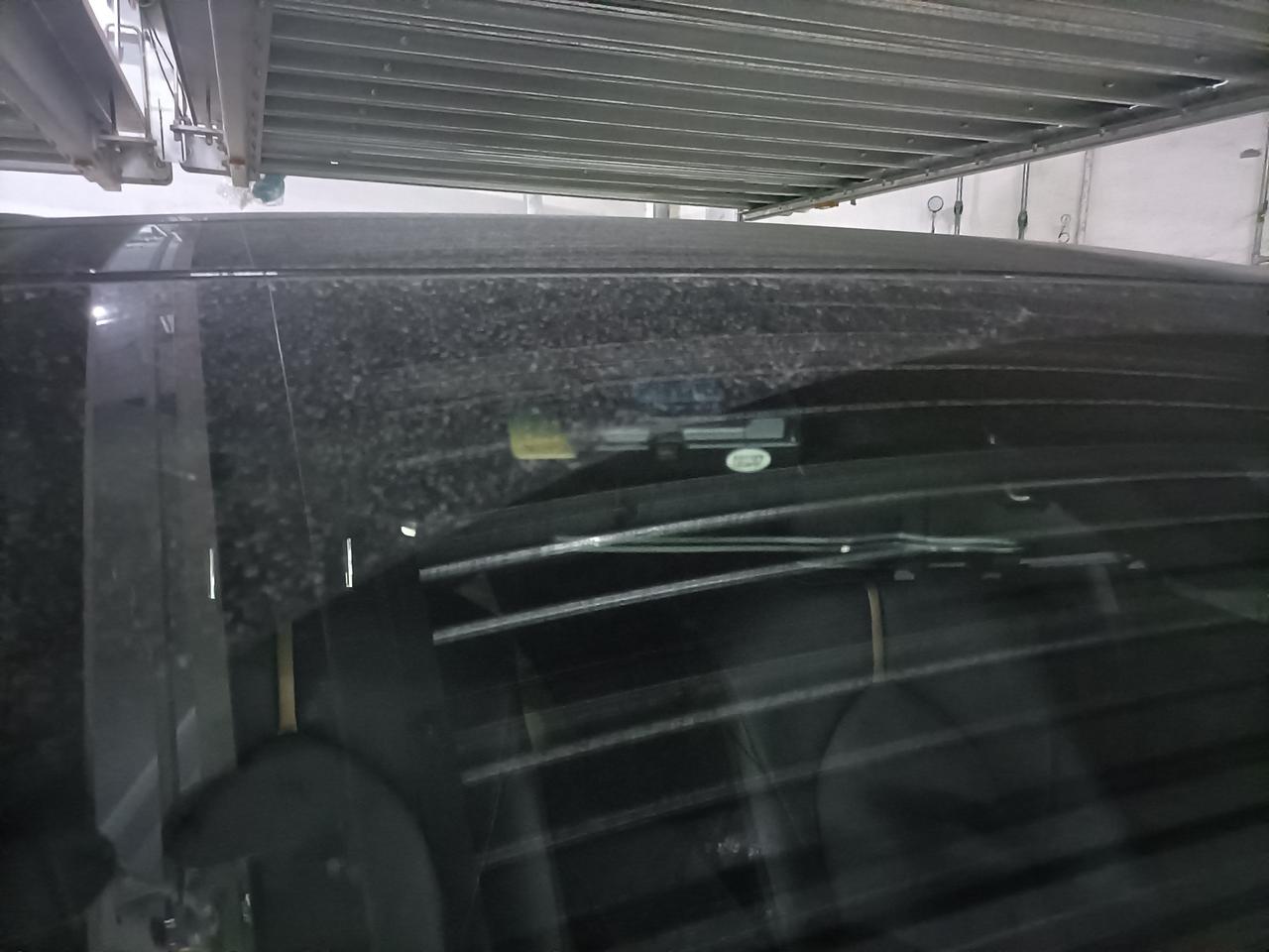 丰田凯美瑞 今天玻璃自己裂开了？确定没有撞击点！什么情况呀！玛德